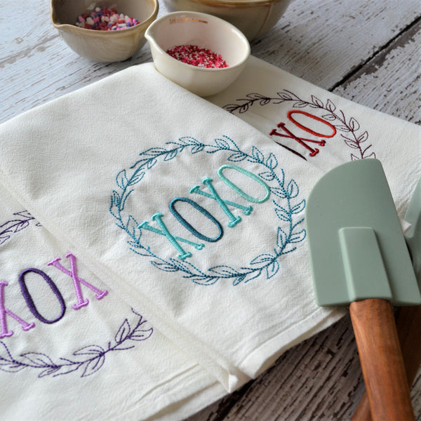XOXO laurel Floursack Towel - Valentine's Day
